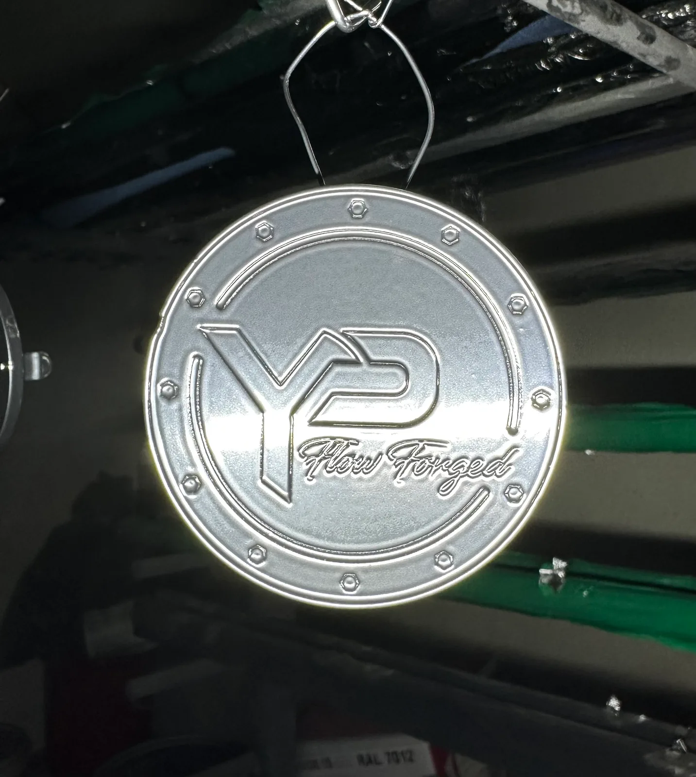 Nabendeckel mit Flow-Forged-Prägung nach der Beschichtung in Silber