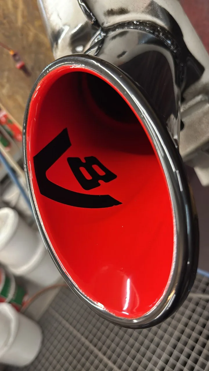 Auspuff-Endrohr außen dunkel glänzend, innen leuchtend rot pulverbeschichtet mit ausgespartem Logo