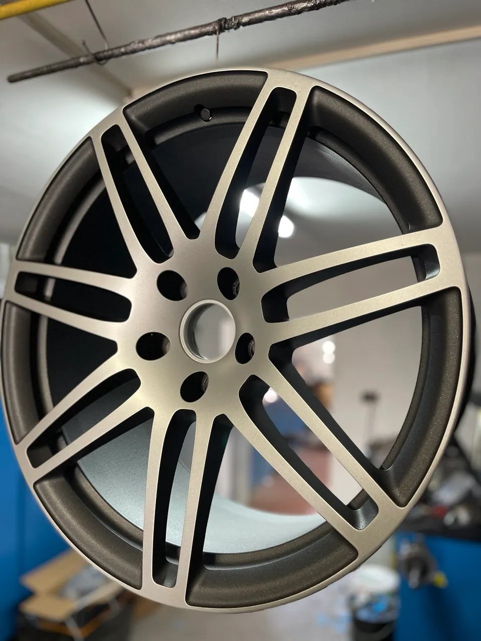 Zweifarbig beschichtete Mercedes-Doppelspeichenfelge in Bronze und Schwarz