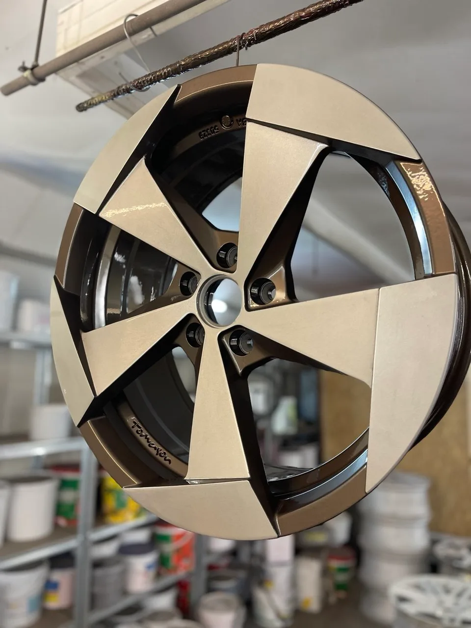 Zweifarbig pulverbeschichtete Tomason-Felge in Bronze und Beige mit Turbinen-Speichen