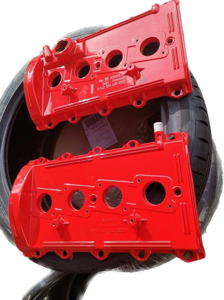 Zwei leuchtend rot pulverbeschichtete Audi-Ventildeckel