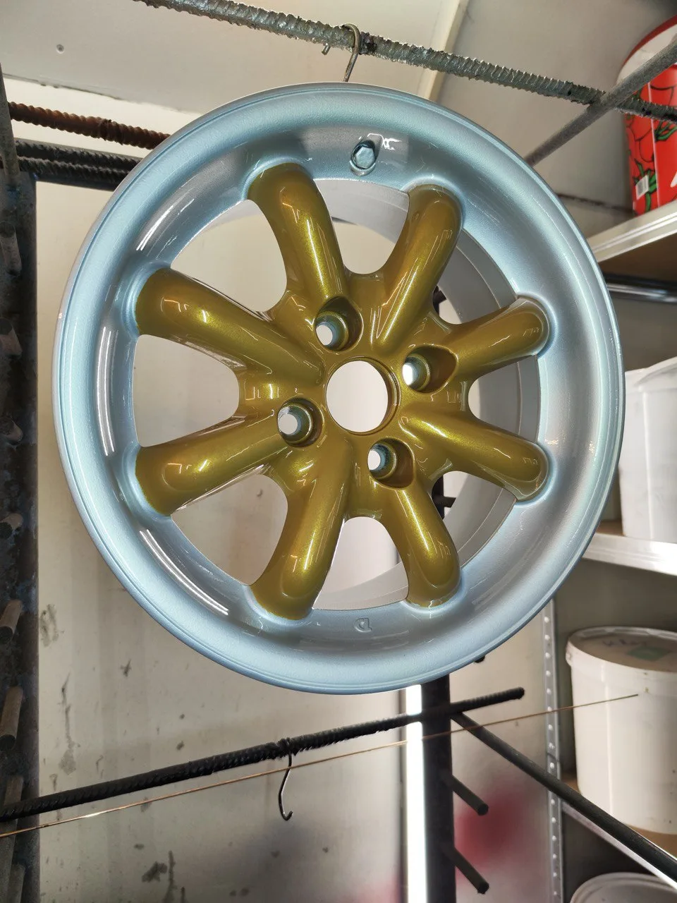 Oldtimerfelge zweifarbig pulverbeschichtet: eisblaues Felgenbett mit goldfarbenem Speichenstern