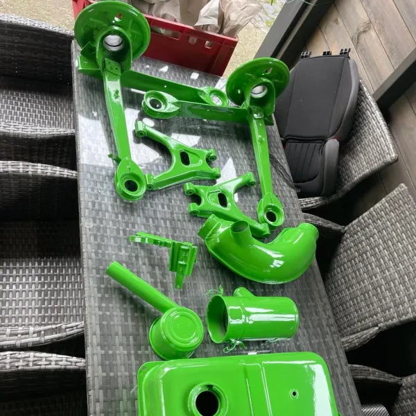 Grasgrün pulverbeschichtete Motorradteile: Schwinge, Querlenker, Tank und Rohrstücke